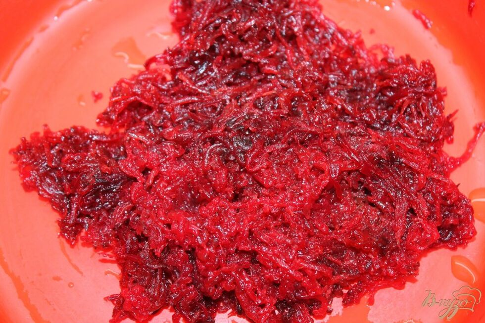 Grated beets to make antiparasitic syrup