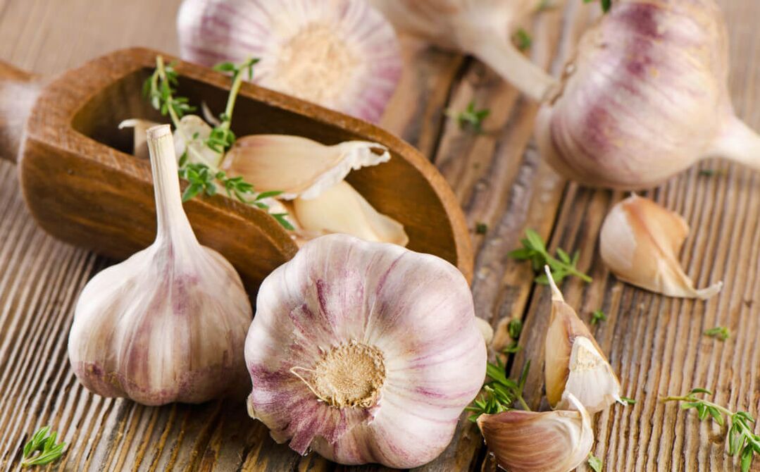 Garlic is one of the best folk remedies for worms in children and adults. 
